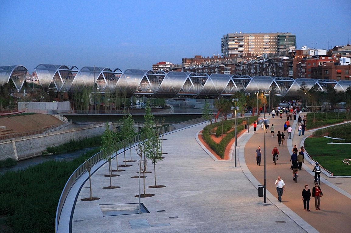Футуристический мост через реку Мансанарес в парке Мадрид-Рио