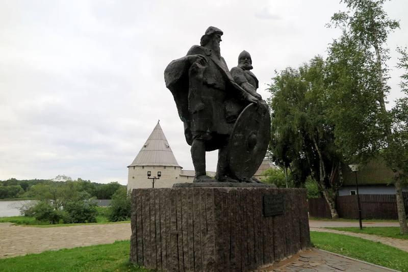 Памятник Олегу и Рюрику