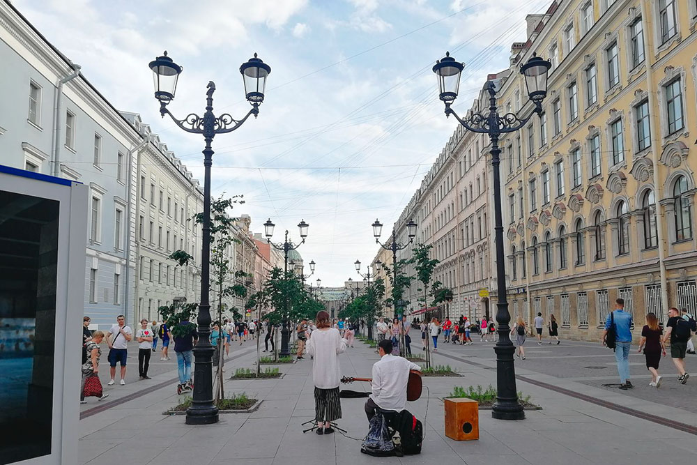 В центре Петербурга, особенно в теплое время года, много уличных музыкантов. Наиболее успешные занимают центральные точки и неплохо зарабатывают на своем ремесле
