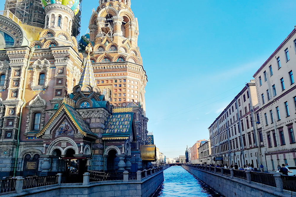 Спас на Крови напоминает собор Василия Блаженного в Москве. Сейчас его купола на реставрации