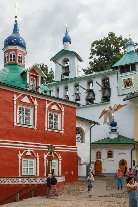 Звонница и здание Ризницы и Библиотеки, Псково-Печерский монастырь