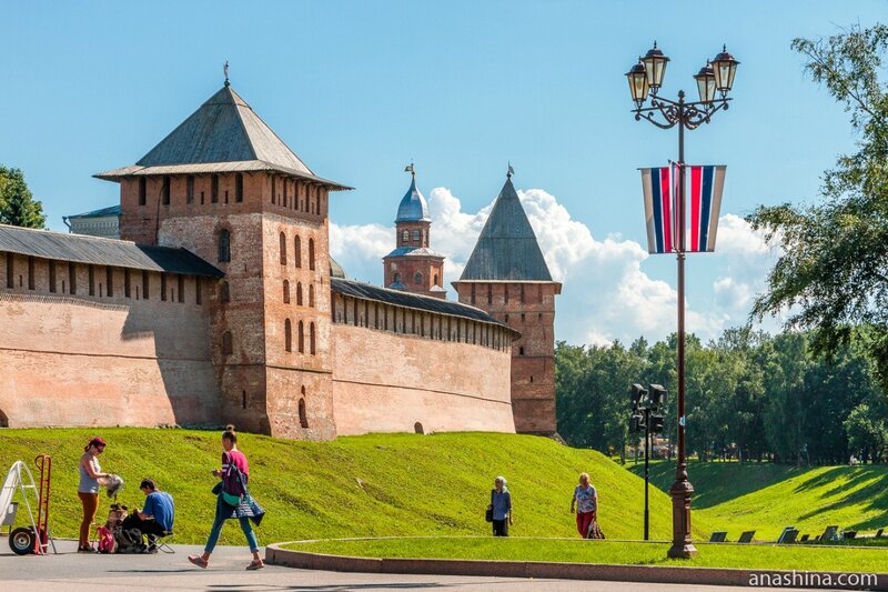 Стены и башни Новгородского кремля