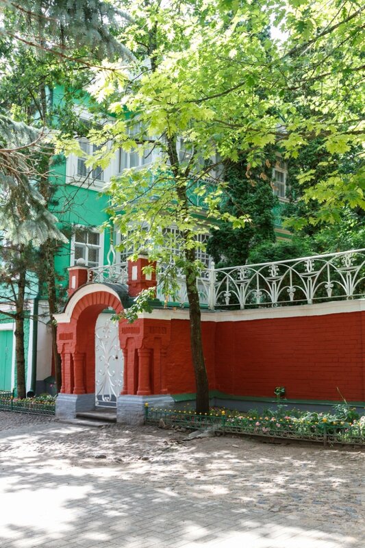 Ограда сада около дома наместника монастыря