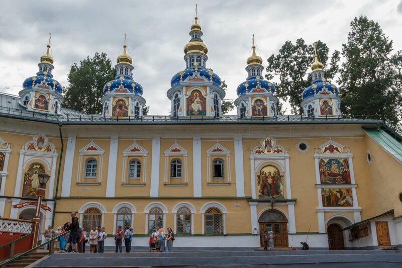 Успенская и Покровская церкви, Псково-Печерский монастырь