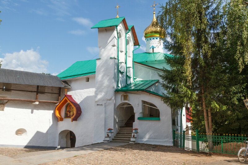 Никольская башня и церковь Николы Ратного, Псково-Печерский монастырь