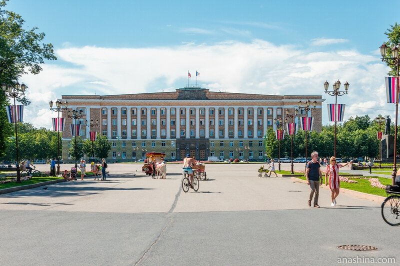 Административное здание на площади Победы, Новгород Великий