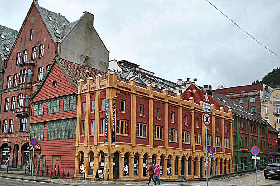 Фасад музея Ганзейского союза и Шётстюэне