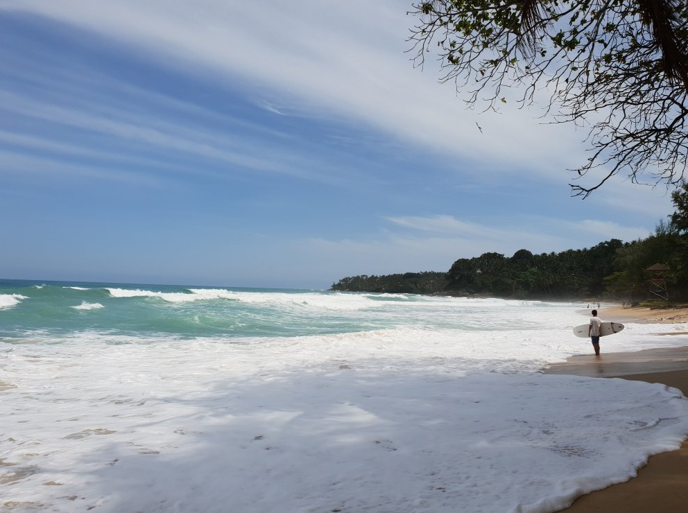 На пляже Сурин бывают сильные волны