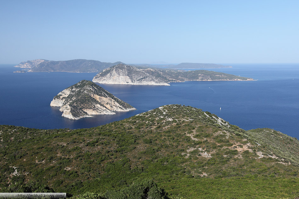 Северные Спорады. Вид с острова Скопелос (Skopelos) на острова Voreies (тот что ближе, необитаемый) Алонисос (Alonisos, дальше, обитаемый).
