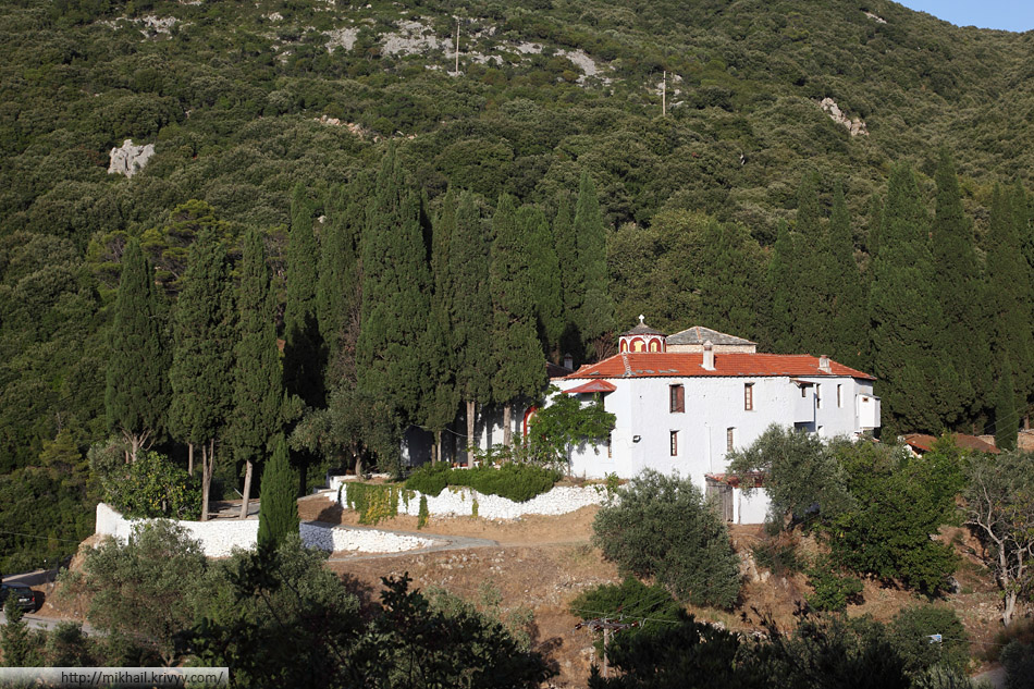 Монастырь Сотирос (Sotiros). Один из нескольких монастырей по дороге к вершине Палоуки (Palouki).