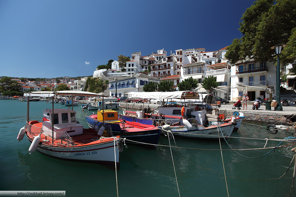 Город Скопелос (Skopelos). Рыбацкие лодки. Надо сказать что подобные лодки привлекают больше зевак, чем роскошные яхты.