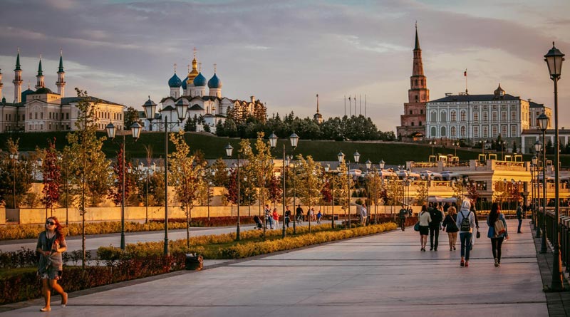 Кремлевская набережная в Казани