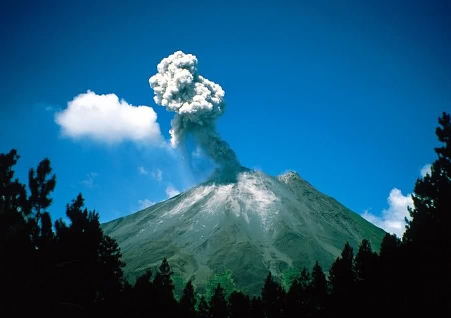Самый высокий вулкан находится на границе Чили и Аргентины. 