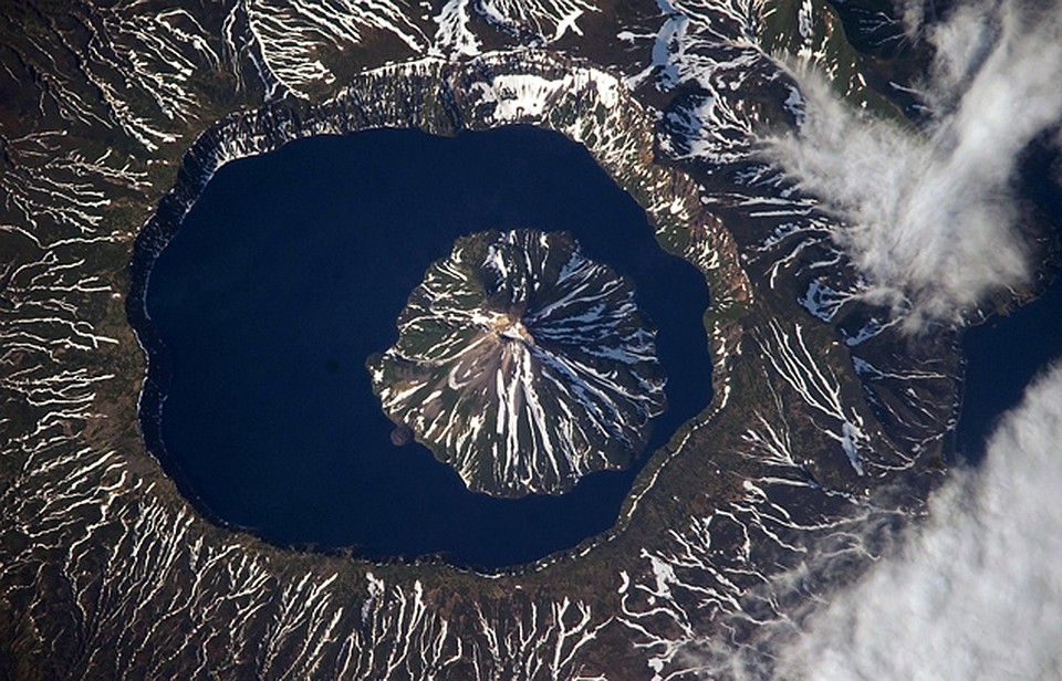 Кратер в кратере - это о нем, о вулкане Креницына. 