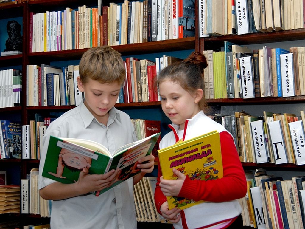 Дети читаю книги на осенних каникулах 