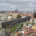 Вид на стену крепости Фернандина со стороны жилых домов