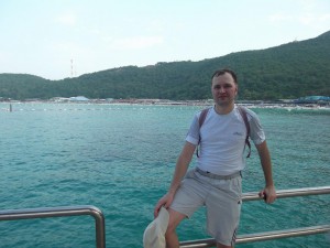 Я (Сергей Тихонов) на фоне пляжа Та Ваен (остров Ко Лан недалеко от Паттайи, Тайланд)