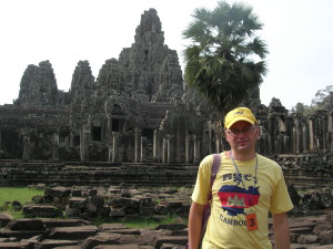 Я (Сергей Тихонов) на фоне храма Байон (Камбоджа, 26.11.2010)